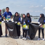 Peserta kegiatan bersih-bersih yang digelar PT TPPI di Wisata Pantai Panduri, Desa Tasikharjo.