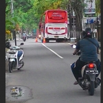 Sebuah bus masih nampak terparkir hingga memakan badan jalan. Kondisi tersebut dikeluhkan masyarakat. 