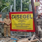 Pj Bupati Jombang, Teguh Narutomo saat menyegel tower BTS yang tak kantongi izin. Foto: Aan Amrulloh/BANGSAONLINE