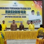 Paslon Bupati dan Wakil Bupati Kediri Nomor 02 Hanindhito Himawan Pramana - Dewi Mariya Ulfa hadir langsung di acara konsolidasi internal Partai Golkar Kabupaten Kediri. Foto: MUJI HARJITA/ BANGSAONLINE.com 