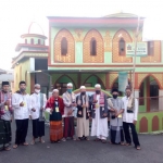 Pengurus Takmir Masjid Kalimosodo, Temas, Kota Batu foto bersama sebelum Salat Idul Fitri 1441 H. foto: agus/ bangsaonline.com
