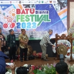 Deputi Bidang Usaha Mikro Kementerian Koperasi dan UKM RI, Dr. Yulius, menabuh gong tanda dibukanya Batu Bisnis Festival 2023.