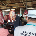 Petugas saat memeriksa daging sapi di salah stan di Pasar Setonobetek (dok. Ist)