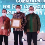 Dirut Bank Jatim, Busrul Iman menerima penghargaan Gold Rank ASRRAT 2021. foto: ist.