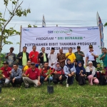 BRI bersama masyarakat Tuban menanam ratusan bibit pohon produktif, Jumat (7/10/2022)