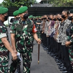 Danrem 084/BJ, Brigjen TNI Widjanarko, saat memimpin apel gelar pasukan.