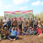 Kapolsek Kabuh, AKP Qoyum Mahmudi, saat tanam jagung di lahan kosong.