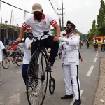 UNIK: Bambang Haryo Soekartono (BHS) saat mencoba sepeda kuno di depan Museum Mpu Tantular, Minggu (19/7). foto: MUSTAIN/ BANGSAONLINE