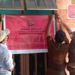 Tim Pidsus Kejari Kota Kediri mengosongkan rumah terpidana korupsi BPR. Foto: Ist