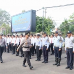 Kapolres Kediri Kota saat meninjau pasukan yang bertugas dalam Operasi Keselamatan Semeru 2025. Foto: Ist