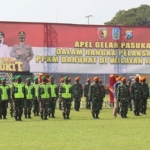 Komandan Kodim (Dandim) 0805 Ngawi Letkol Inf. Totok Prio Kismanto bersama anggota mengikuti apel gelar pasukan di Stadion Wilis Madiun, Jumat (2/7/2021). (foto: ist)