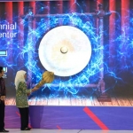 Gubernur Jatim Khofifah saat melaunching MJC, EJSC, dan Big Data dengan menabuh gong virtual.