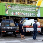 Para pedagang Pasar Keputran Utara Surabaya yang akan melakukan bongkar muat sayur. 