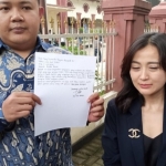 Kuasa Hukum Jan Hwa Diana, Elok Kadja saat menunjukkan surat permintaan maaf dari kliennya