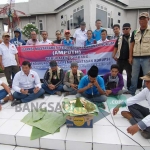 Doa bersama di halaman gedung DPRD Jombang, Selasa (13/12). foto: RONY SUHARTOMO/ BANGSAONLINE