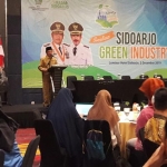 PAPARAN: Wabup Nur Ahmad saat membuka sosialisasi Sidoarjo Green Industry, Senin (2/12). foto: MUSTAIN/ BANGSAONLINE