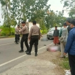 Petugas saat mengevakuasi korban pembacokan di Bangkalan.