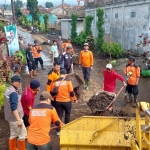 BPBD Kota Batu bersama masyarakat melakukan pembersian usai Banjir yang melanda Desa Bumaji, Kota Batu