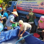 Warga saat mengantre air bersih dari BPBD Lamongan. (foto: ist).