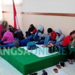Para PSK dijaga ketat anggota Polisi Pamong Praja saat hendak menjalani tes kesehatan oleh Dinkes Kabupaten Pasuruan. foto: ANDY F/ BANGSAONLINE