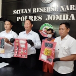 Polisi saat menunjukkan barang bukti yang diamankan dari tangan tersangka