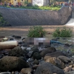 Korban saat ditemukan berada di tepi sungai. Foto: SOFFAN/BANGSAONLINE
