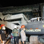 Evakuasi terhadap korban ambruknya bangunan Ponpes Al Khoziny, Sidoarjo.