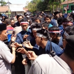 Ratusan mahasiswa IAIN Madura saat melakukan aksi damai di Kantor DPRD Pamekasan.