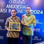 Chief of Risk, Strategy & Sustainability SIG, Antonius Ardian Bermana (kanan) dan General Manager of CSR SIG Edy Saraya, membawa penghargaan Anugerah Utama kategori Sustainability pada ajang IDX Channel Anugerah Inovasi Indonesia (ICAII) 2024. Foto: Ist.