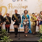 BERSAING: Para finalis sebelum terpilih sebagai pemenang Duta Bahasa Jawa Timur 2020, di Hotel Aston Kahuripan, Rabu (16/9) sore. foto: MUSTAIN/ BANGSAONLINE