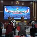 Polres Blitar saat konferensi pers kasus pencurian konter HP di Kecamatan Ponggok.