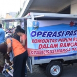 Operasi Pasar Cabai dilaksanakan oleh Disperindag bekerja sama dengan Perum Bulog Divre Jatim di pasar Tambah Rejo, Surabaya. foto: ist