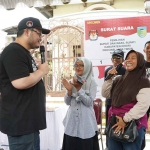 Calon Bupati Kediri nomor urut 2, Hanindhito Himawan Pramana, saat berdialog dengan emak-emak. Foto: Ist