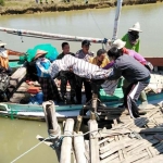 Jenazah korban saat dievakuasi oleh warga dari perahu yang dipakai bersama teman-temannya mencari ikan.
