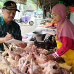 Petugas saat melakukan monitoring di salah satu penjual daging ayam. (Ist)