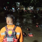 Tim Sar Rescue Kota Surabaya saat proses pencarian korban tenggelam.