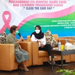 Survivor kanker payudara, Yohana Rinjani, bersama Ketua YKI Kota Kediri, Ferry Silviana Abu Bakar, saat Talkshow bertajuk penanganan kanker.