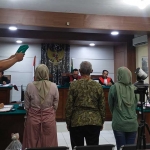 Ketiga saksi disumpah sebelum memberikan keterangan dalam sidang di Pengadilan Negeri Tuban.