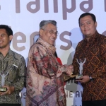 Manajer Humas sekaligus Pimpinan Redaksi GEMA PG, Muhammad Ihwan F menerima penghargaan.