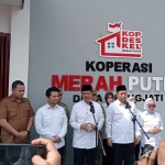 Mensos Gus Ipul didampingi Wagub Jatim Emil Dardak saat memberikan keterangan pers