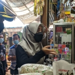 Bupati Mojokerto, Ikfina Fahmawati, saat memimpin langsung operasi cukai dan rokok ilegal di Pasar Mojosari.