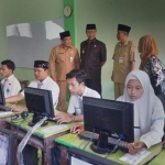 Bupati Tuban Fathul Huda saat melakukan sidak ke beberapa sekolah di Kabupaten Tuban, Senin (9/4).