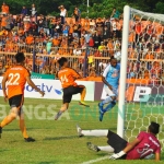 Striker Madura United Angelbert Sani saat menjebol gawang Persibo lewat sundulan. foto: EKY/ BANGSAONLINE