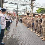Petugas gabungan saat akan menertibkan bangunan PKL di bantaran Kali Avoor. foto: ist.

