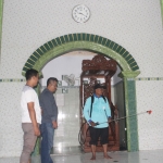 Penyemprotan disinfektan di salah satu masjid di Desa Rembang, Pasuruan.