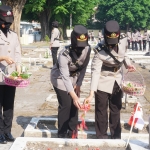 Polwan Polresta Sidoarjo melaksanakan upacara ziarah dan tabur bunga di Taman Makam Pahlawan (TMP) Kusuma Bangsa, Sidoarjo, Kamis (26/8/2021) pagi.