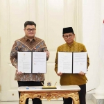 Bupati Kediri Hanindhito Himawan Pramana (kiri), bersama Gubernur DKI Jakarta Pramono Anung, usai menandatangani naskah kesepakatan bersama. (Ist)