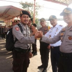 Kapolres AKBP Wahyu S Bintoro saat melepas anggotanya. foto: SYUHUD/ BANGSAONLINE