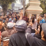 Ratusan Warga Kepohagung, Kecamatan Plumpang, saat menggelar demo menuntut Kades Doni Samuri lengser dari jabatannya.