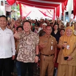 Perwakilan BKKBN bersama Komisi IX DPR RI saat foto bersama setelah kegiatan sosialisasi. (Ist)